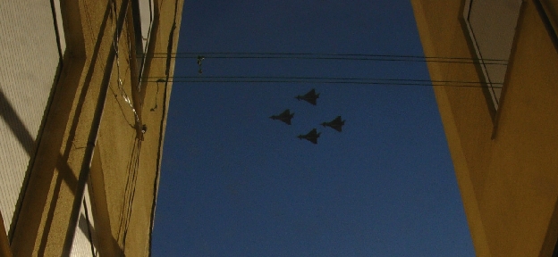 Cuatro aviones del ej�rcito desfilando en formaci�n parecen seguir la gu�a de las cuerdas de colgar la ropa de mis vecinos de madrid.